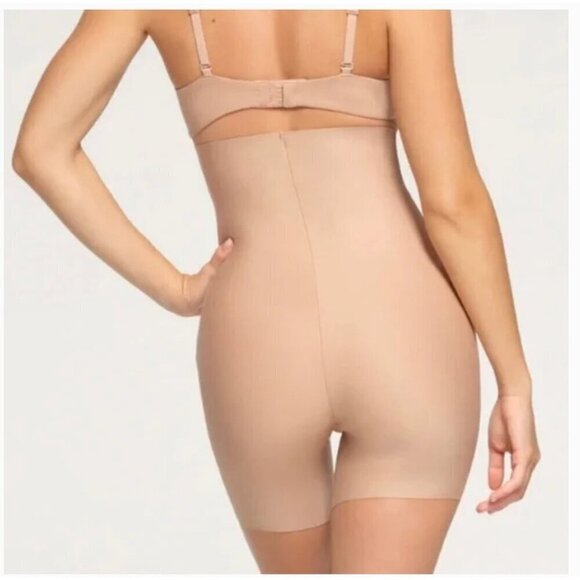 New with Tags Skims High Waist Bonded Shorts SZ M in Clay - Picture 2 of 7